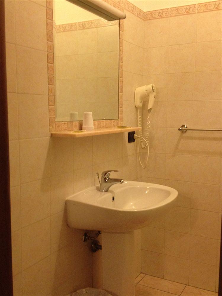 Hotel Sicilia Милано Екстериор снимка